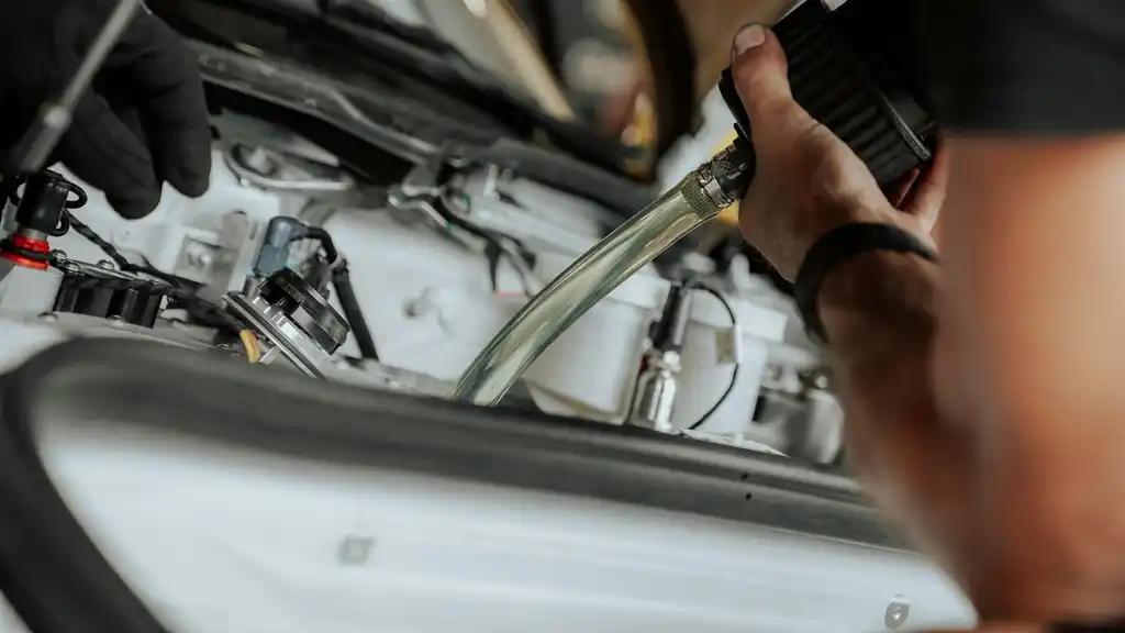 Un mécanicien au travail sur les pièces d'un moteur