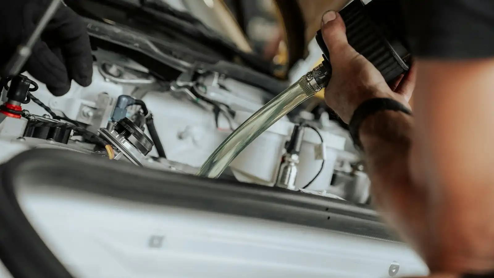 Intervention mécanique sous le capot d’une voiture