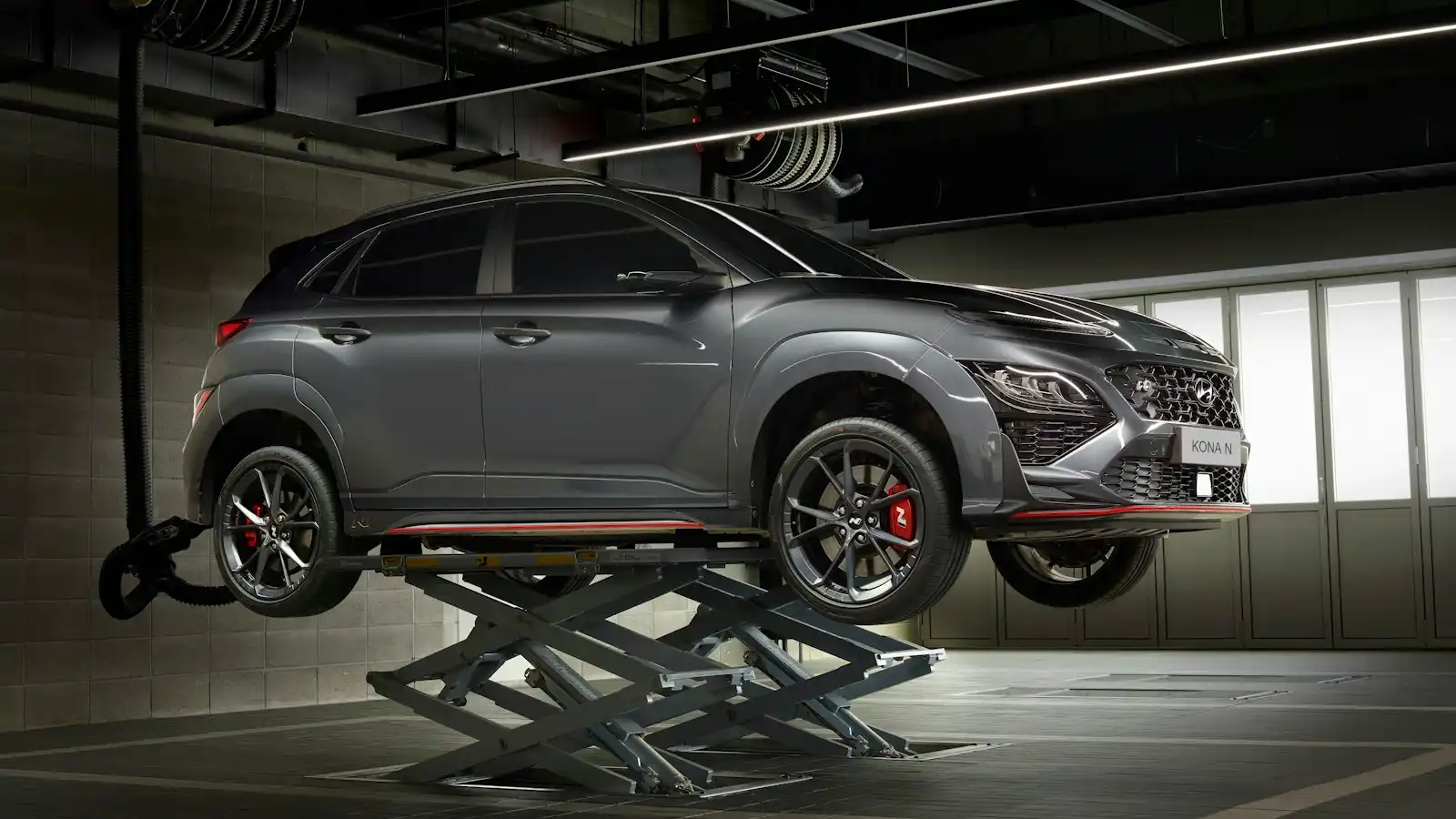 Voiture sur un pont élévateur dans un atelier automobile